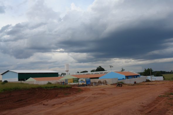 Roberto Dias requer pavimentação asfáltica para a cidade de Amambai Novo prédio da escola estadual Dom Aquino Corrêa, a obra está em fase de conclusão / Foto: Moreira Produções