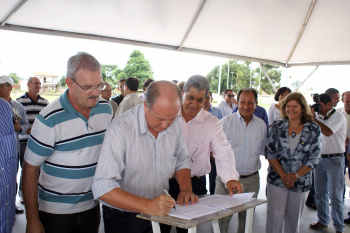 PAC/Funasa beneficia 17 municípios Prefeito de Costa Rica, Jesus Baird, assina Termo de Cooperação Técnica para elaboração de Plano Municipal de Saneamento.