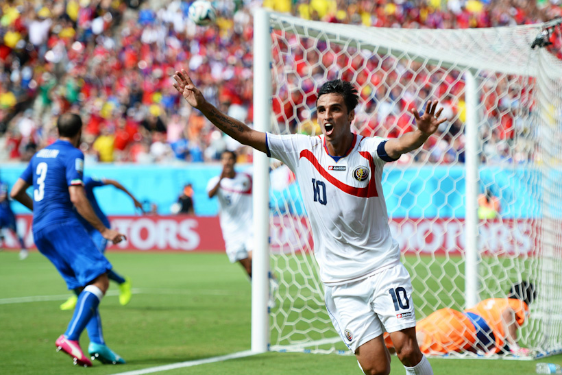 Costa Rica vence Itália, elimina a Inglaterra e se classifica no Grupo da Morte Bryan Ruiz celebra o gol que decretou a vitória e o feito histórico da Costa Rica