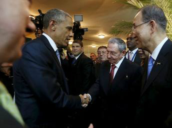 Aperto de mão entre Obama e Castro marca início de Cúpula das Américas histórica Barack Obama e Raul Castro na abertura da Cúpula das Américas, no Panamá. Reuters/Panama Presidency