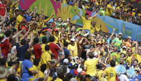 Torcedores fazem a festa antes do jogo entre Colômbia e Costa do Marfim no Estádio Nacional de Brasília - Mané Garrincha Marcello Casal Jr/Agência Brasil