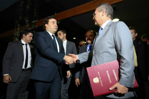 Maia entrega PEC do Teto de Gastos a Renan para análise do Senado O presidente da Câmara, Rodrigo Maia, entrega ao presidente do Senado, Renan Calheiros, a PEC 241, aprovada nesta madrugada pelos deputados / Foto: Fabio Rodrigues Pozzebom