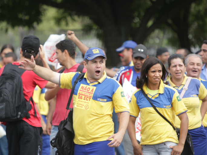 Funcionários dos Correios fazem manifestação no Rio