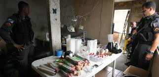 Policiais encontram refinaria de cocaína na cidade do Rio