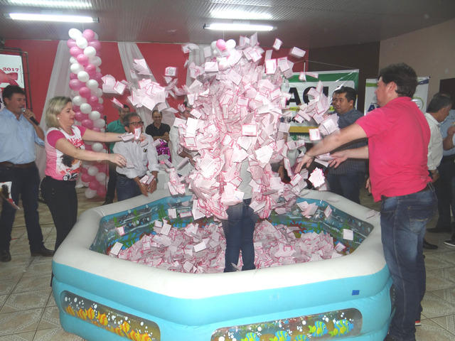 Menor de idade ganha moto 0 KM da campanha Mãe Premiada da Acia, em Amambai A Acia distribuiu cerca de 200 mil cupons / Foto: Moreira Produções