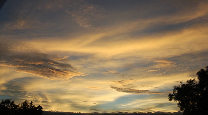 Sexta-feira de céu parcialmente nublado e baixa umidade do ar