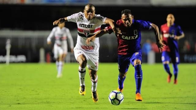 São Paulo sofre, mas estreia no Brasileirão com vitória sobre o Paraná Lance da partida entre São Paulo e Paraná (Foto: Globo Esporte)