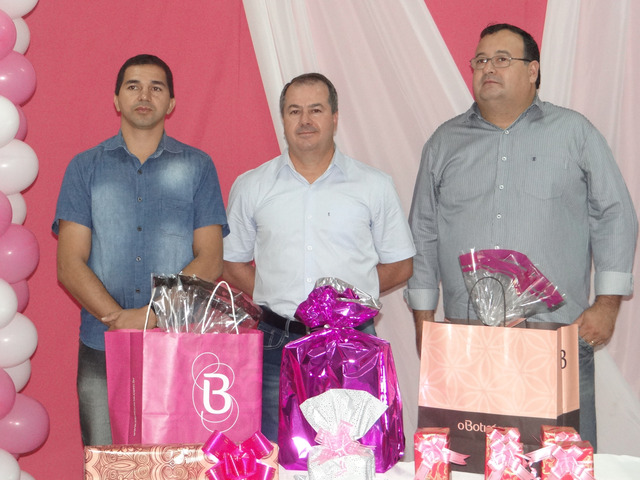 Menor de idade ganha moto 0 KM da campanha Mãe Premiada da Acia, em Amambai E/D: Vereador Chico Ratier, presidente da Acia, Clemente Martins Júnior e prefeito municipal, Dr. Bandeira / Foto: Moreira Produções