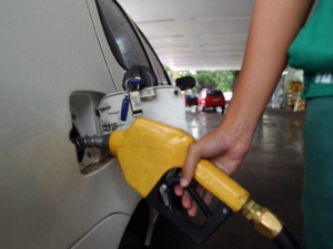 O limite de enxofre na gasolina era 800 mg/kg, mas a Petrobras ofereceu, no ano passado, o combustível com 225 mg/kg