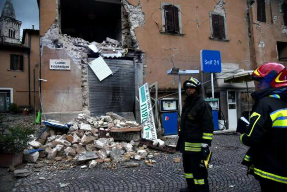 Bombeiros procuram vítimas do terremoto que atingiu a ItáliaMatteo Crocchini/Agência Lusa