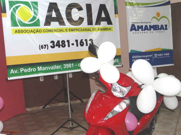 Menor de idade ganha moto 0 KM da campanha Mãe Premiada da Acia, em Amambai A ganhadora do prêmio principal, um Biz 0 Km, foi Júlia Schell / Foto: Moreira Produtores