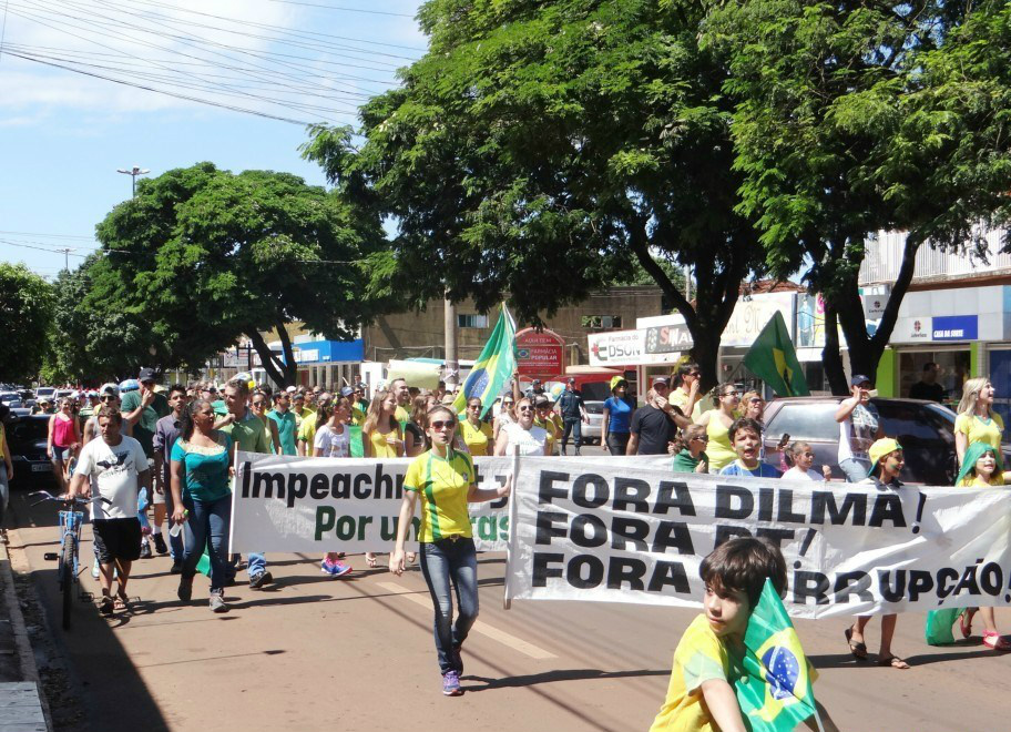 Amambaienses realizam protesto contra governo federal neste domingo (12) Influenciados pelo movimento no país, amambaienses realizaram em 15 de março uma caminhada pela avenida Pedro Manvailer.