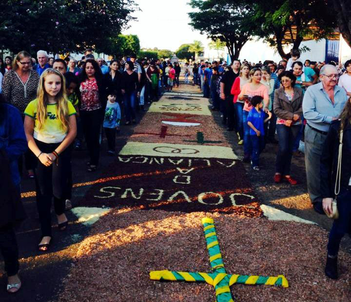 Comunidade católica de Amambai realiza procissão de Corpus Christi Comunidade católica de Amambai realiza procissão de Corpus Christi