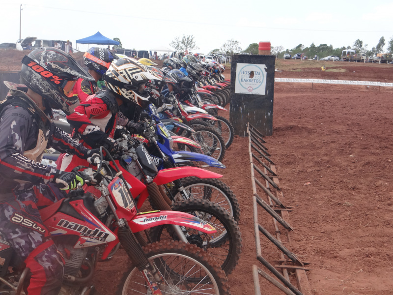 Mais de 200 pilotos participam da 3ª etapa da Copa Velocross em Amambai Foto: Moreira Produções