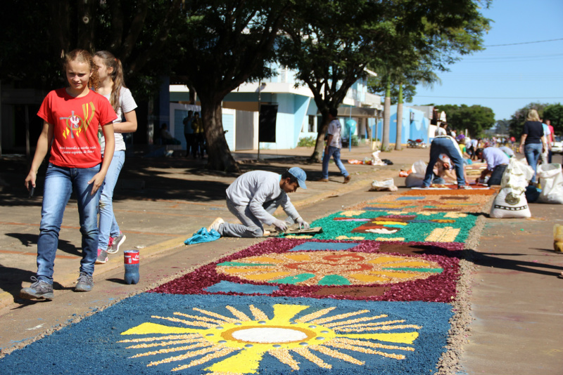 Comunidade católica de Amambai realiza procissão de Corpus Christi Comunidade católica de Amambai realiza procissão de Corpus Christi