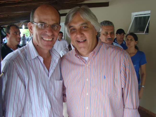 O prefeito Sergio Barbosa com o senador Delcídio do Amaral, que destinou ao município R$ 487.500,00 em verbas / Foto: Vilson Nascimento