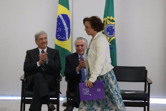 Governo cria rede para combater violência e ampliar direitos das mulheres O ministro da Secretaria de Governo, Antônio Imbassahy, o presidente Michel Temer e a secretária especial de Políticas para as Mulheres, Fátima Pelaes, durante assinatura do decreto de criação da Rede Brasil Mulher Valter Campanato/Agência Brasil