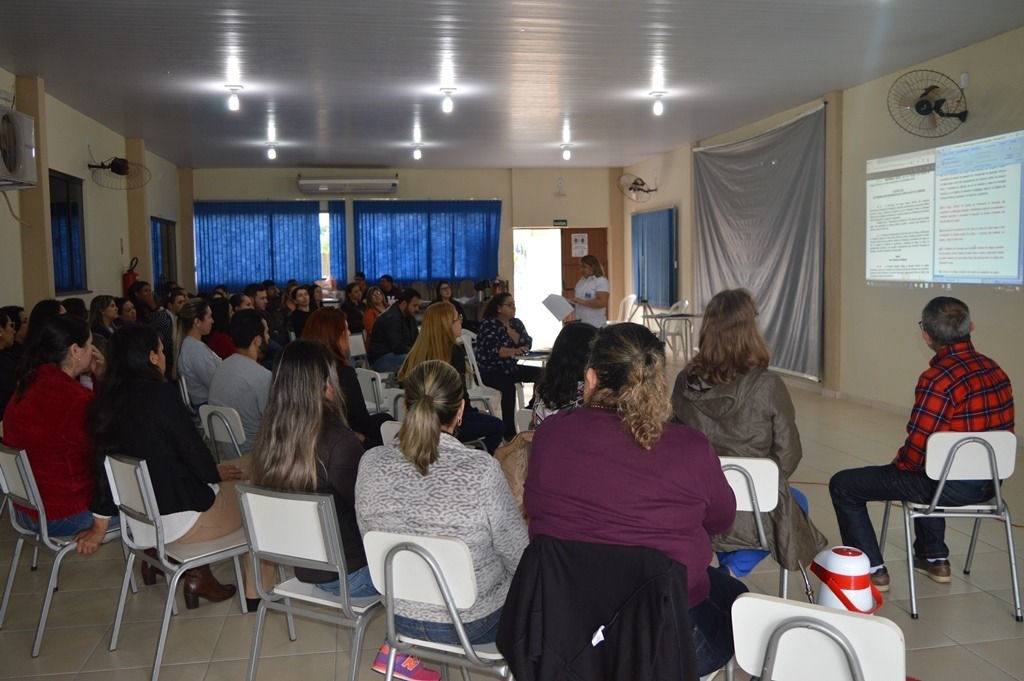 Aprovado o Plano de Cargos e Carreira do magistério de Amambai O estatuto do magistério foi debatido com a categoria durante realização de assembleia / Foto: Assessoria
