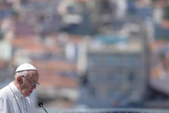 Papa diz aos migrantes que “não estão sozinhos” e pede ao mundo humanidade Papa Francisco,na Ilha de Lesbos, alertou para as “situações de necessidade trágicas e verdadeiramente desesperadas” e pediu uma resposta “digna da humanidade comum”FILIPPO MONTEFORTE / POOL