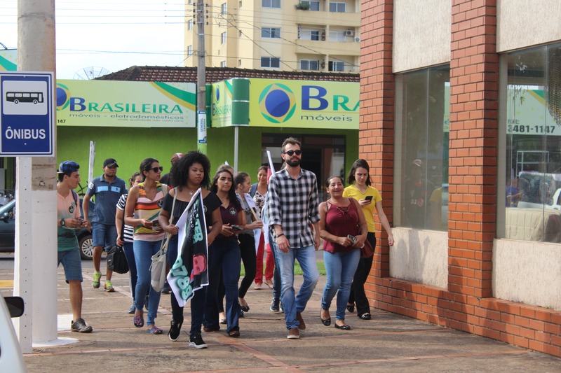 Candidato Walter Filho durante caminhada e visitação na região central de Amambai / Foto: Assessoria