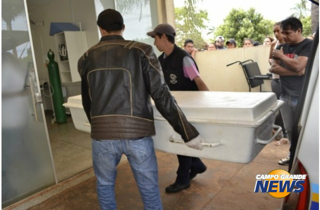 Caixão chega a hospital em Sidrolândia. (Foto: Simão Nogueira)