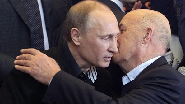 O primeiro-ministro russo e candidato presidencial Vladimir Putin conversa com o diretor de cinema Stanislav Govorukhin em Moscou. Putin venceu as eleições presidenciais (Sergei Chirikov/ EFE) 