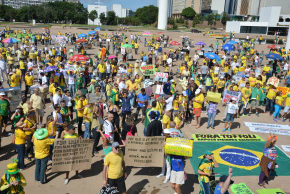 A população de todo o Brasil sai às ruas – pela segunda desde março em manifestação organizada pelas redes sociais – para protestar contra o governo federal Valter Campanato/ Agência Brasil