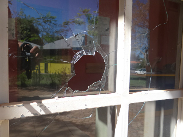 Sede do Conselho Tutelar de Amambai tem sido apredrejada A porta que dá acesso a sede do Conselho Tutelar também foi vítima do apedrejamento / Foto: Moreira Produções