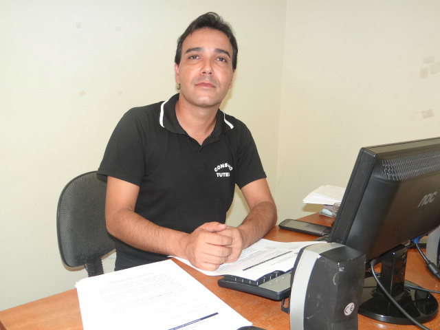 Sede do Conselho Tutelar de Amambai tem sido apredrejada Dirleu Zanetti, coordenador do Conselho Tutelar / Foto: Moreira Produções
