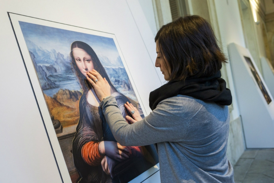 Exposição traz reproduções de obras voltadas às pessoas com deficiência
