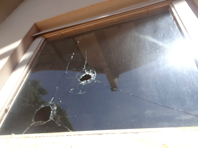 Sede do Conselho Tutelar de Amambai tem sido apredrejada Seis janelas da sede do Conselho Tutelar foram danificadas / Foto: Moreira Produções