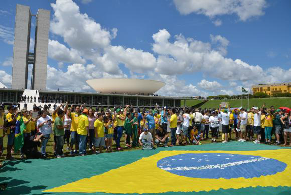 Marcha em Brasília ocupa gramado em frente ao Congresso Manifestantes estederam a Bandeira do Brasil no gramado em frente ao Congresso - Valter Campanato/ Agência Brasil