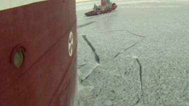 Navio quebra-gelo foi usado para abrir caminho para outras embarcações no Lago Michigan