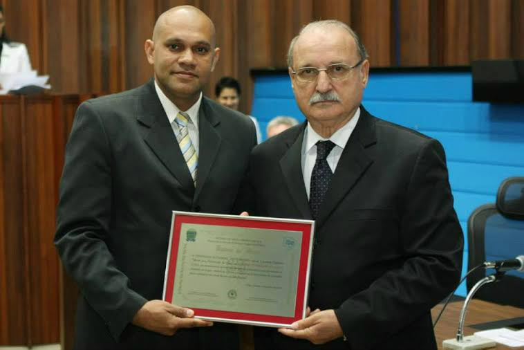 Pastor de Amambai recebe homenagem por ações com dependentes químicos Pastor Lucivaldo com o secretário de Estado de Justiça e Segurança Pública, Wantuir Jacini.
