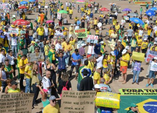 Grupos contrário e favorável à intervenção militar se enfrentam em Brasília Grupos contrário e favorável à intervenção militar se enfrentam em Brasília