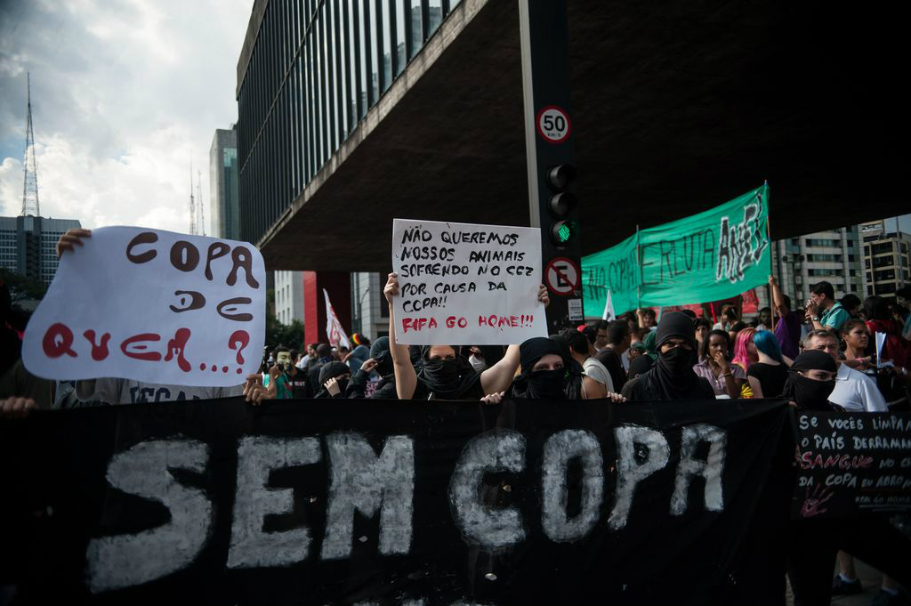 Protesto anti-Copa no Rio chega à Lapa e vira atração turística Protesto anti-Copa no Rio chega à Lapa e vira atração turística