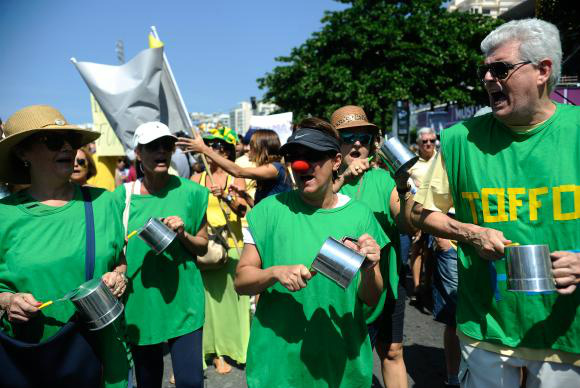 Manifestantes protestam na Avenida Atlântica no Rio Pessoas de diversos movimentos políticos e com diferentes bandeiras marcham por uma das pistas da Avenida Atlântica, em Copacabana, zona sul do Rio - Tomaz Silva/Agência Brasil