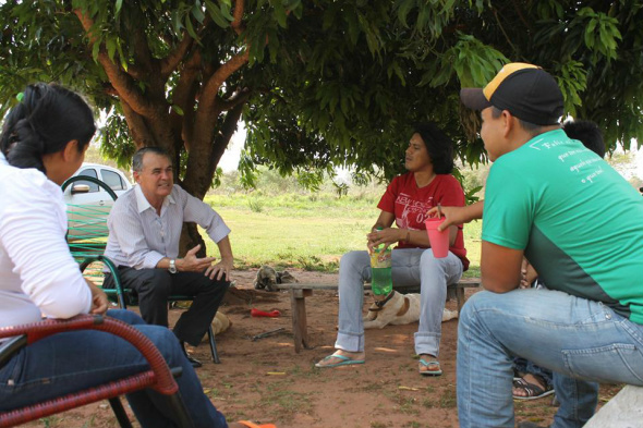 Vereador Prego participa de bate papo com jovens lideranças indígenas No início da tarde de quarta-feira (16), com fortes ventos em Amambai e uma forte onda de calor, Anilson Prego se reuniu com jovens em roda de tereré para um bate papo / Foto: Assessoria