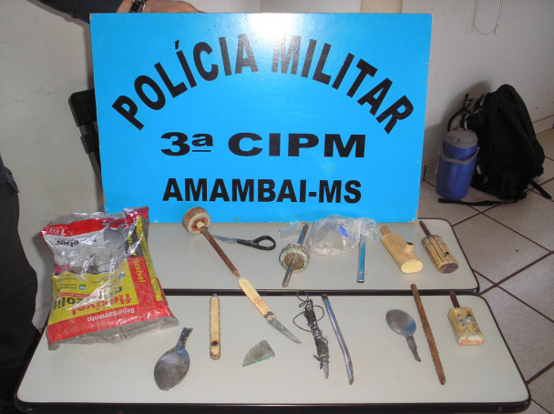 Materiais apreendidos em poder dos detentos do Estabelecimento Penal de Amambai durante operação da Polícia Militar nesta quarta-feira (15).