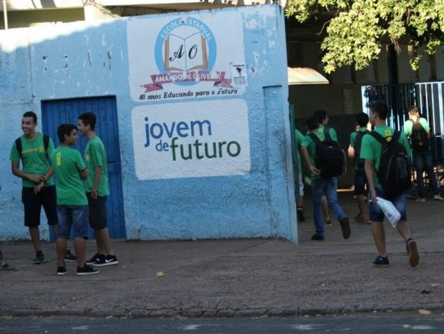 Alunos em frente a escola estadual em Campo Grande.