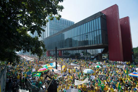 Manifestantes fazem ato contra a corrupção e contra o governo em diversas cidades do país. Na foto, protesto na Avenida Paulista / Marcelo Camargo/Agência Brasil