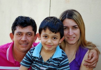 Lyncon com seus pais, Elodir e Diolinda. (foto reproduzida do Gazeta News.)