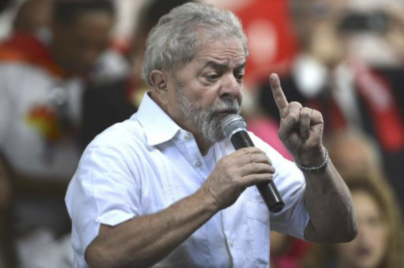 Lula recorre a governadores para tentar barrar impeachment na Câmara Na manhã deste sábado, Lula discursou em ato realizado em Brasília / Foto: Divulgação