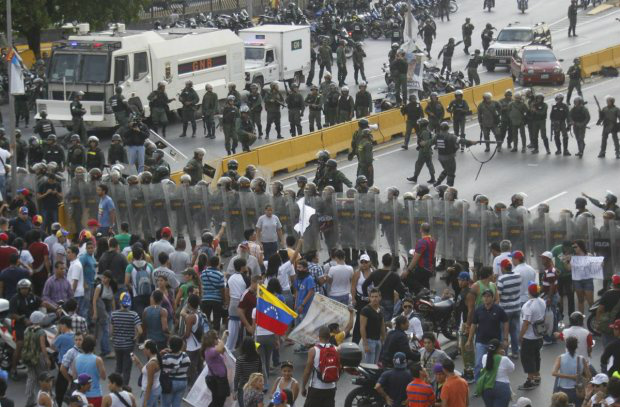 Protestos na Venezuela deixam três policiais feridos