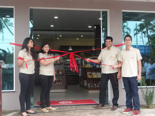 Padaria Big Pão inaugura novas instalações em Amambai Família unida recepcionou os clientes e familiares / Foto: Moreira Produções