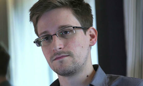 Rússia peita EUA e dá refúgio a Snowden