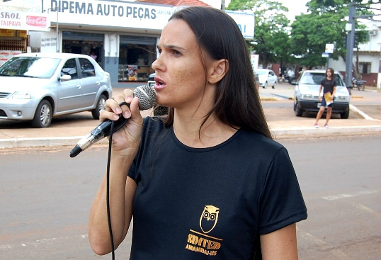 Vera durante manifestação dos trabalhadores de Amambai da Educação no ano de 2012.