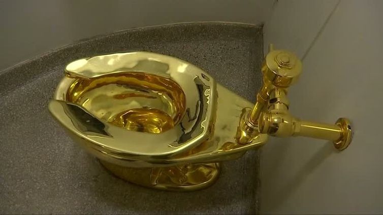 Vaso sanitário de ouro "América" é roubado de palácio no Reino Unido Ladrões roubaram vaso sanitário produzido em ouro 18 quilates. Ele fazia parte de uma exposição de arte no Palácio Blenheim (Reuters/Direitos Reservados)