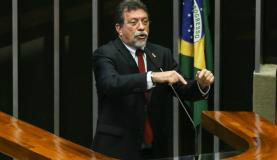 Líder do PT defende rejeição do pedido e reitera que impeachment é golpe Afonso Florence afirmou que a partir de amanhã será retomada a geração de empregosMarcelo Camargo/Agência Brasil