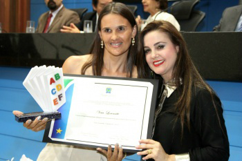 Vera foi uma das professoras homenageadas pela Assembleia Legislativa de MS e recebeu a  comenda 